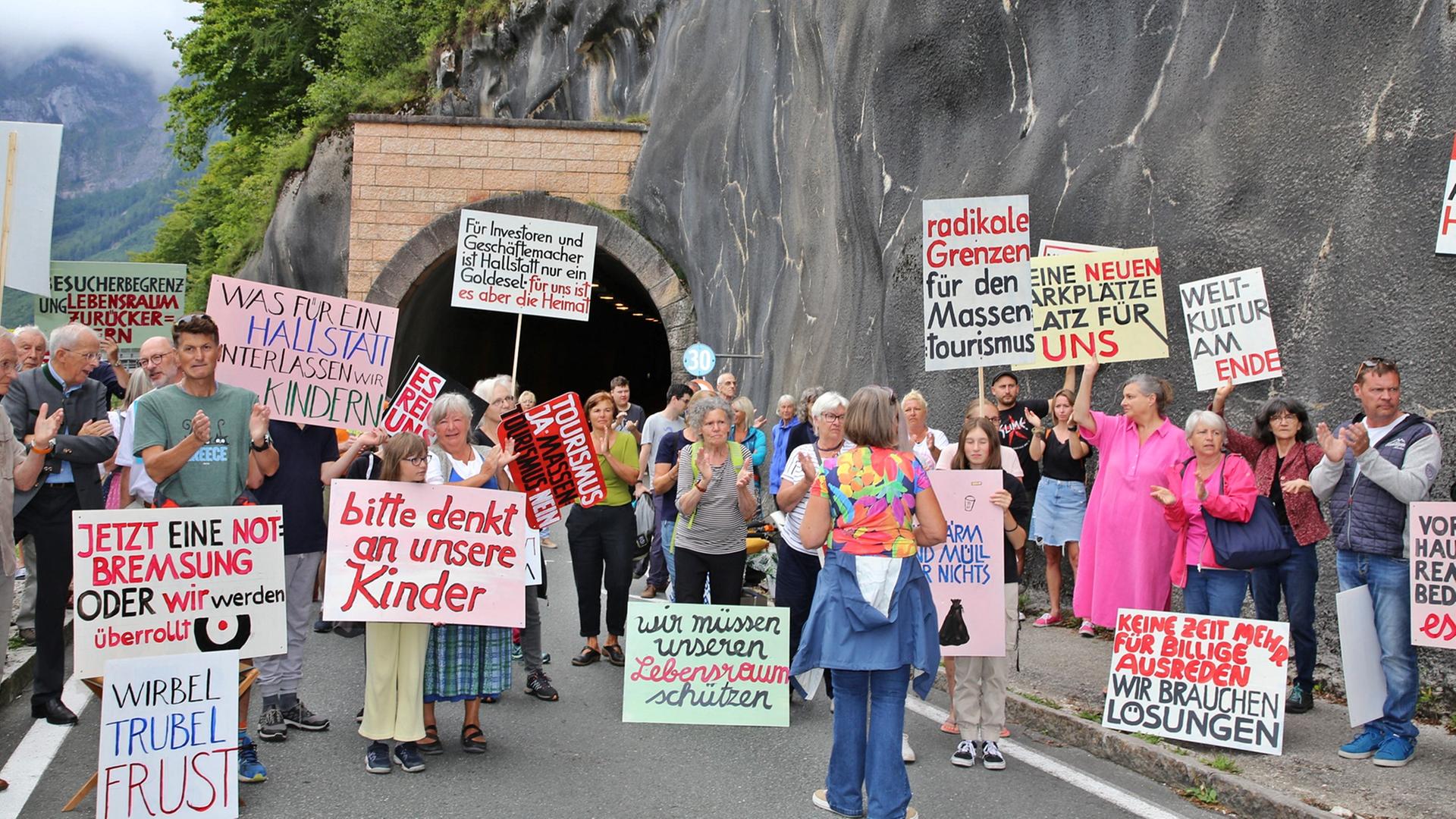 Österreichs Bürger protestieren gegen Massentourismus
