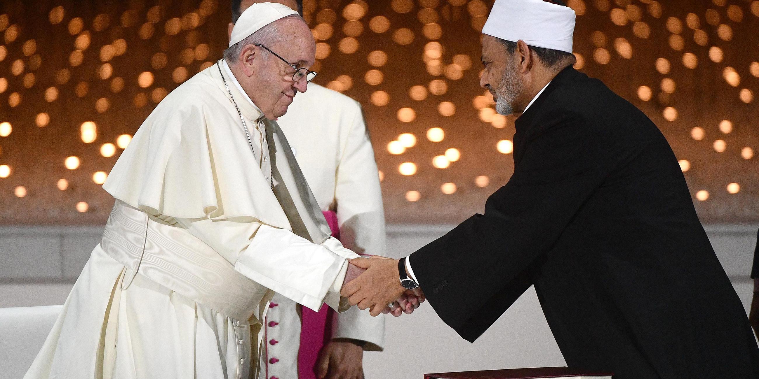 Papst Franziskus drückt dem Großscheich und Sunniten-Oberhaupt Ahmed el-Tayeb die Hände.