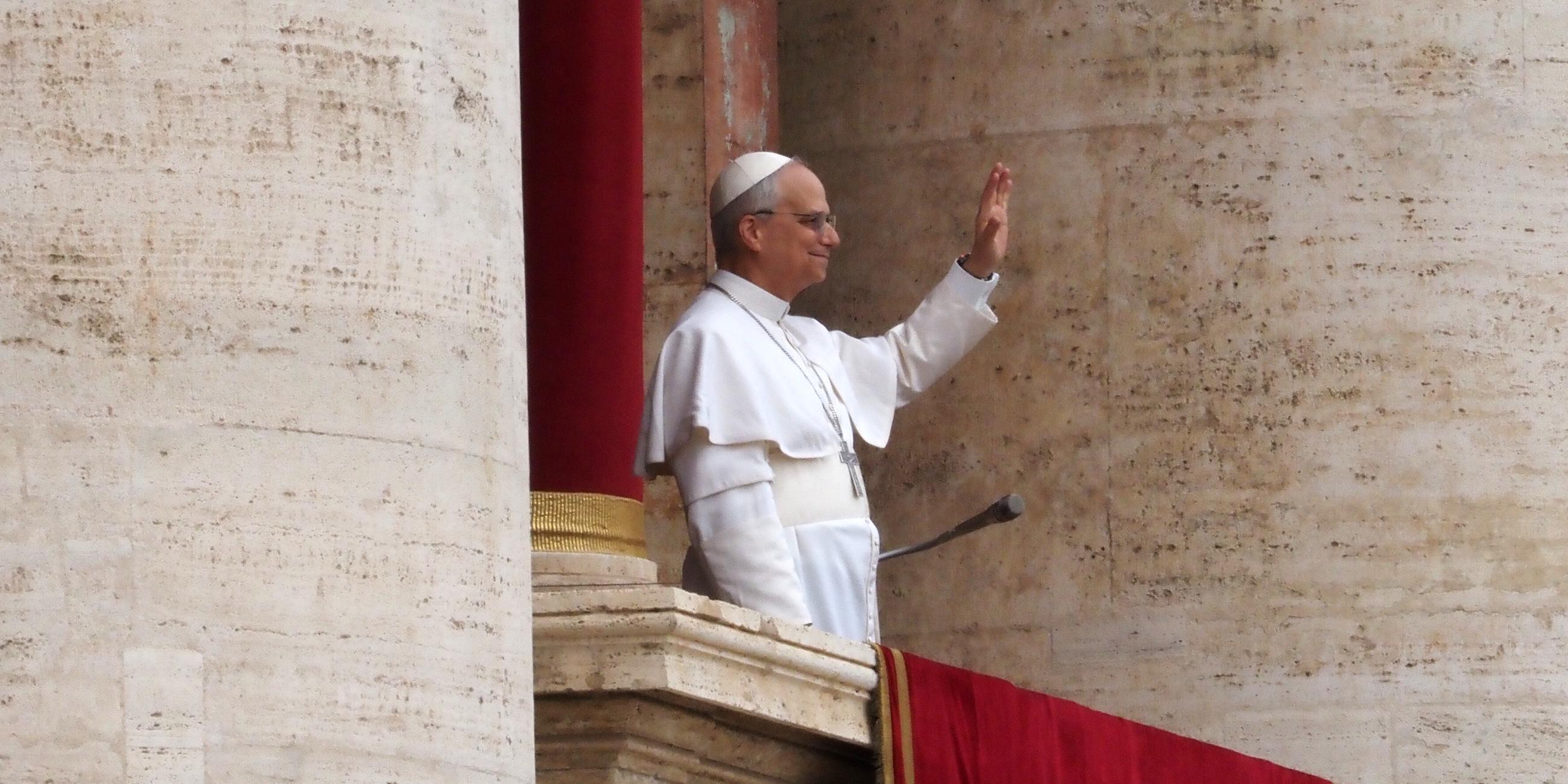 Papst Leo XIV. winkt vom Balkon vom Petersdom.