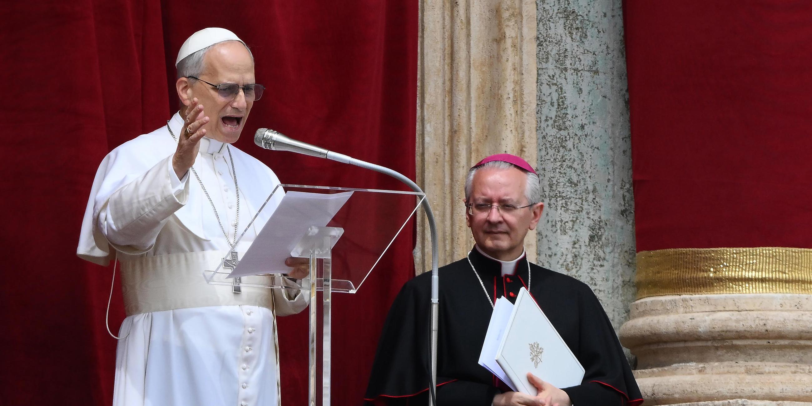 Papst Leo XIV. spricht am 11. 05.2025 das Regina Caeli-Gebet von der zentralen Hauptloggia des Petersdoms im Vatikan