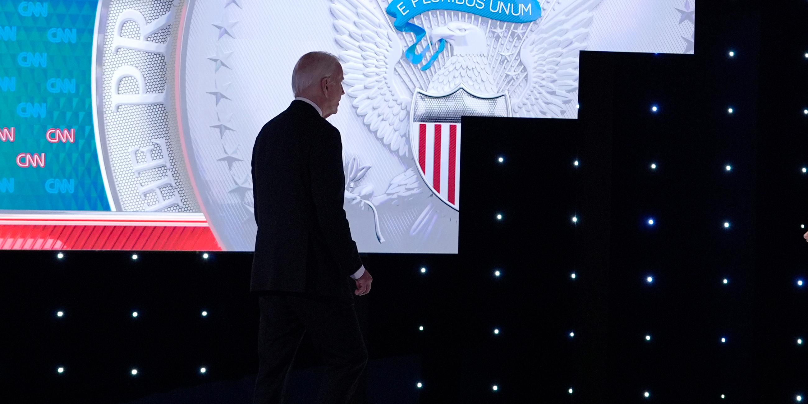 Joe Biden verlässt die Bühne während der Pause einer von CNN veranstalteten Präsidentschaftsdebatte mit  Donald Trump am Donnerstag, 27.06.2024, in Atlanta.