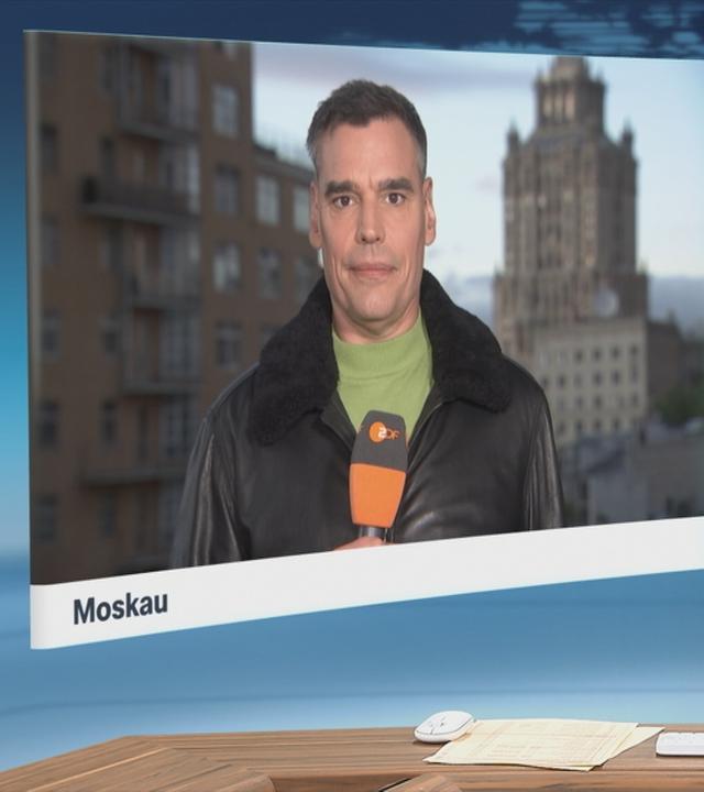 Armin Coerper mit Jacke und Mikrofon in Moskau