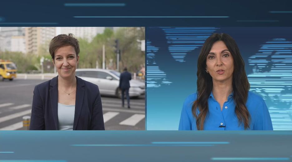 Miriam Steimer und Jessica Zahedi führen ein Schaltgespräch