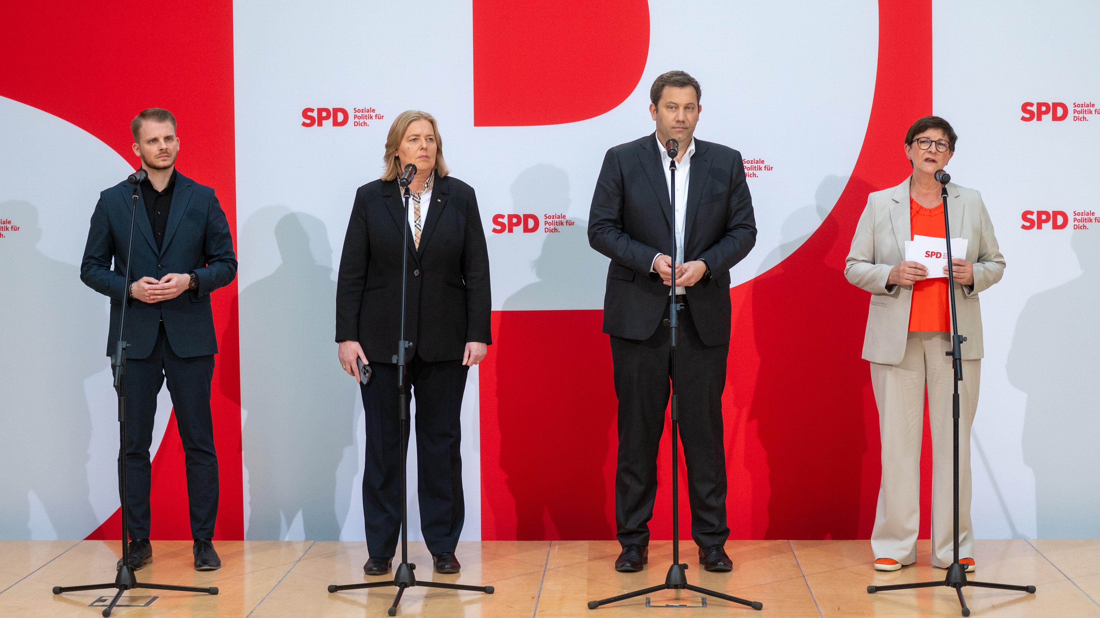 Berlin: Tim Klüssendorf (SPD, l-r), Bärbel Bas (SPD), Bundesarbeitsministerin, Lars Klingbeil (SPD), Bundesminister der Finanzen und Vizekanzler und Saskia Esken (SPD), Co-Parteichefin der SPD, stehen bei einer Pressekonferenz. 