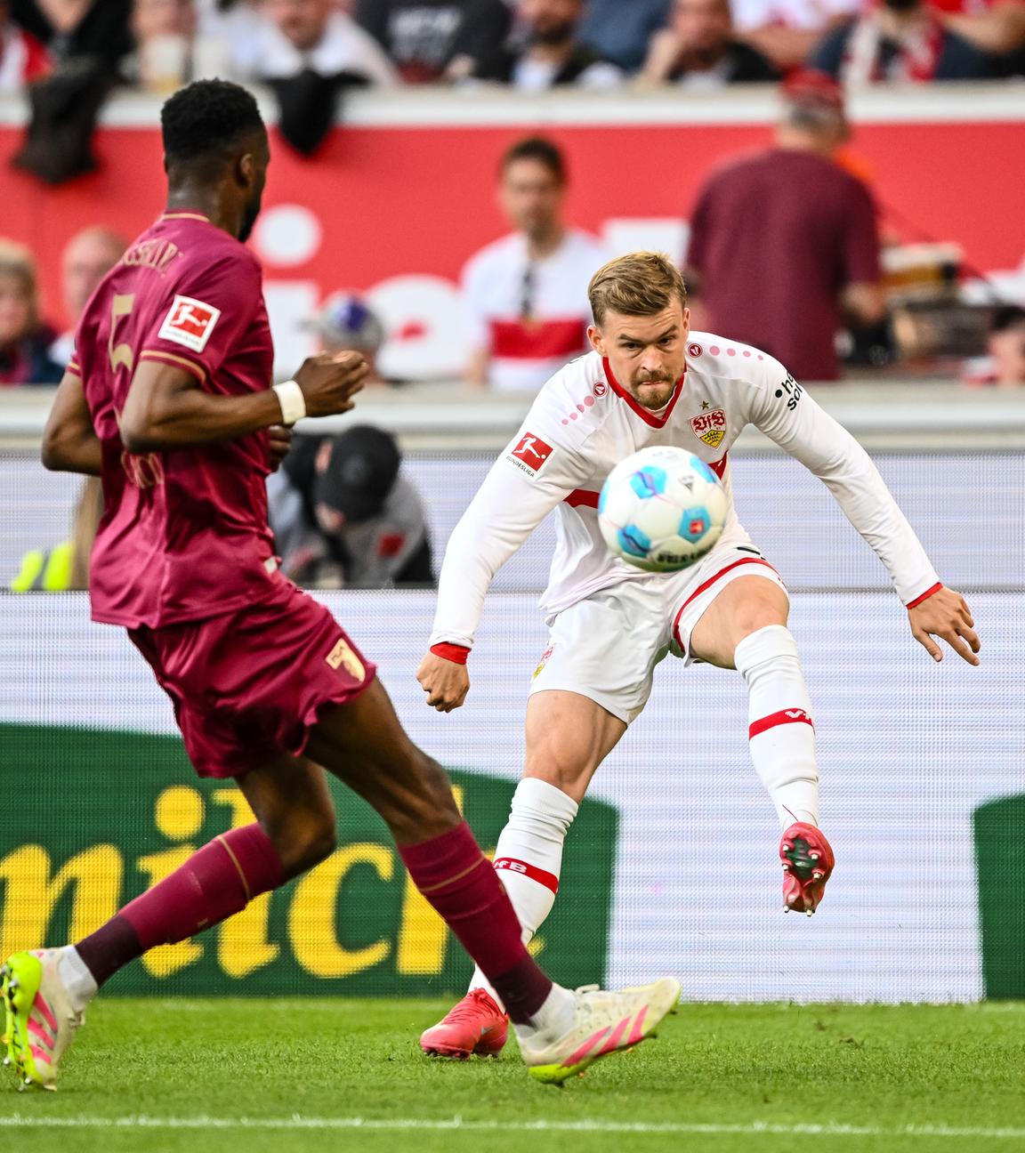 Augsburgs Chrislain Matsima und Stuttgarts Maximilian Mittelstädt kämpfen um den Ball.