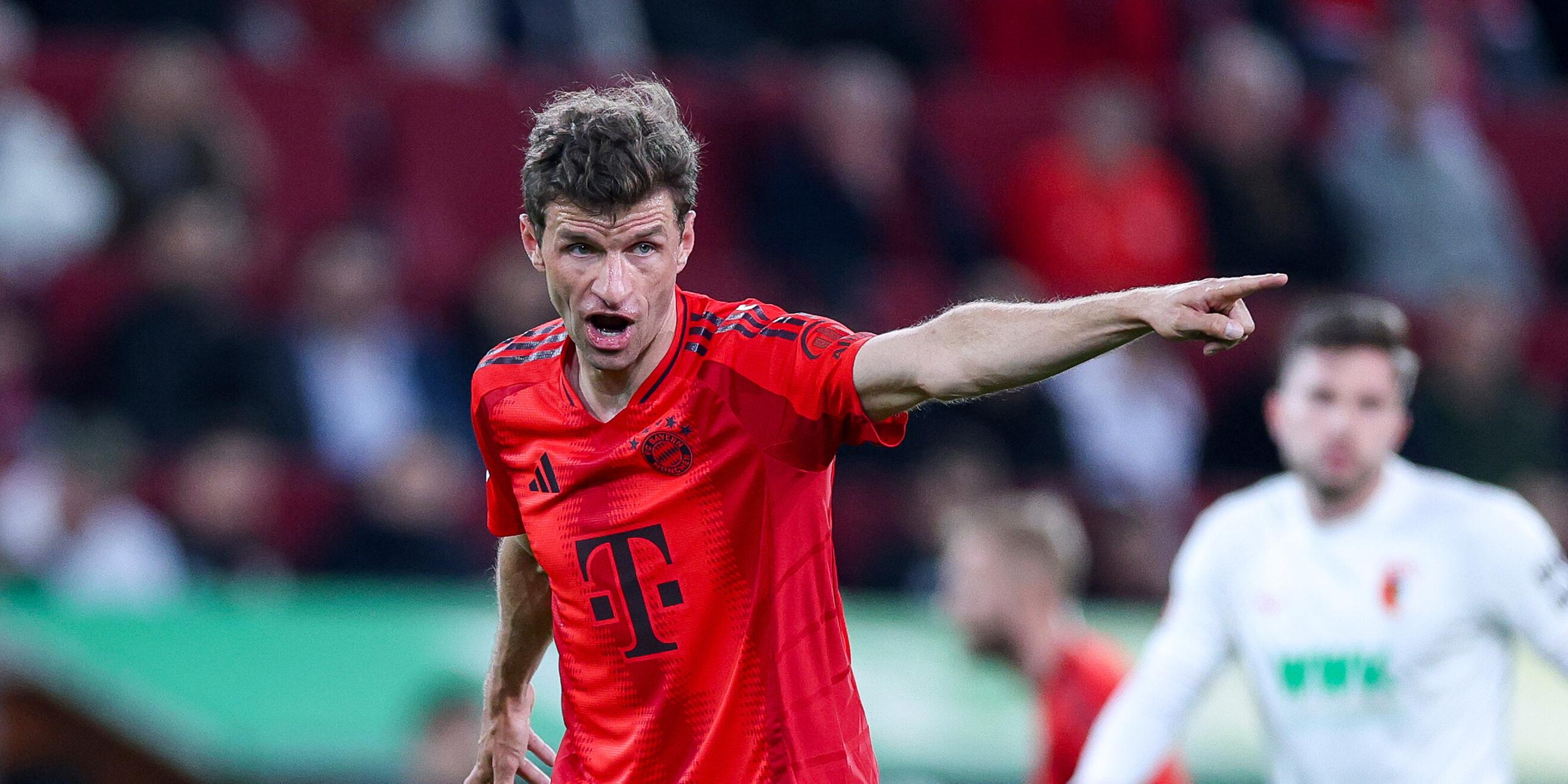 FC Augsburg - FC Bayern München: Thomas Müller gestikuliert