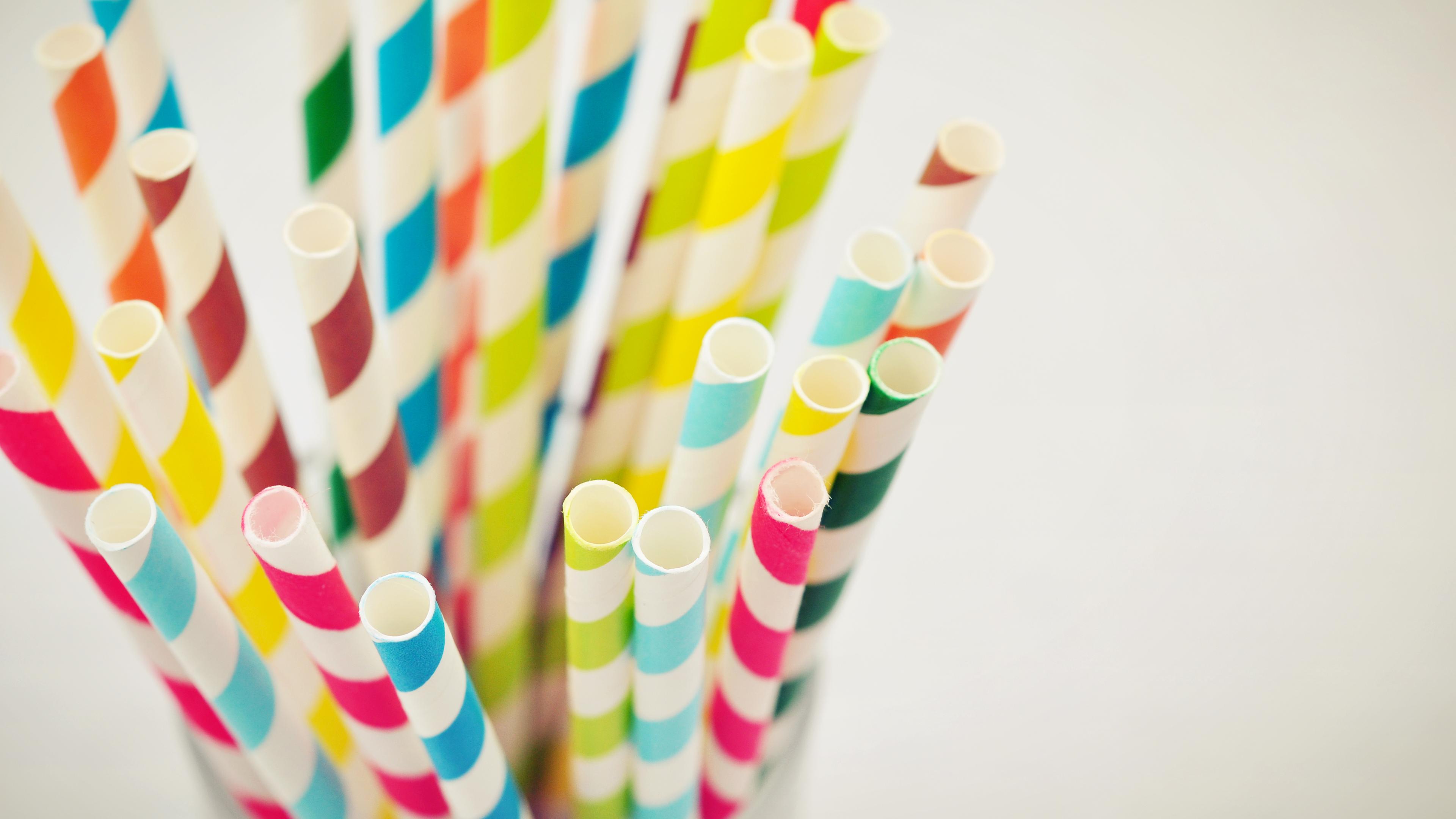 Bunte Strohhalme im Glas