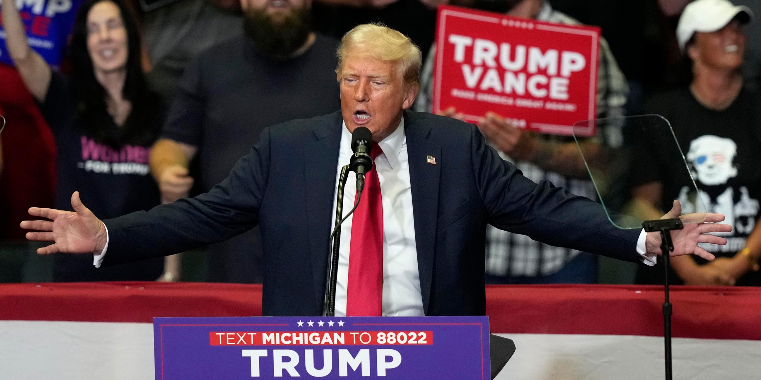 Donald Trump spricht bei einer Wahlveranstaltung.