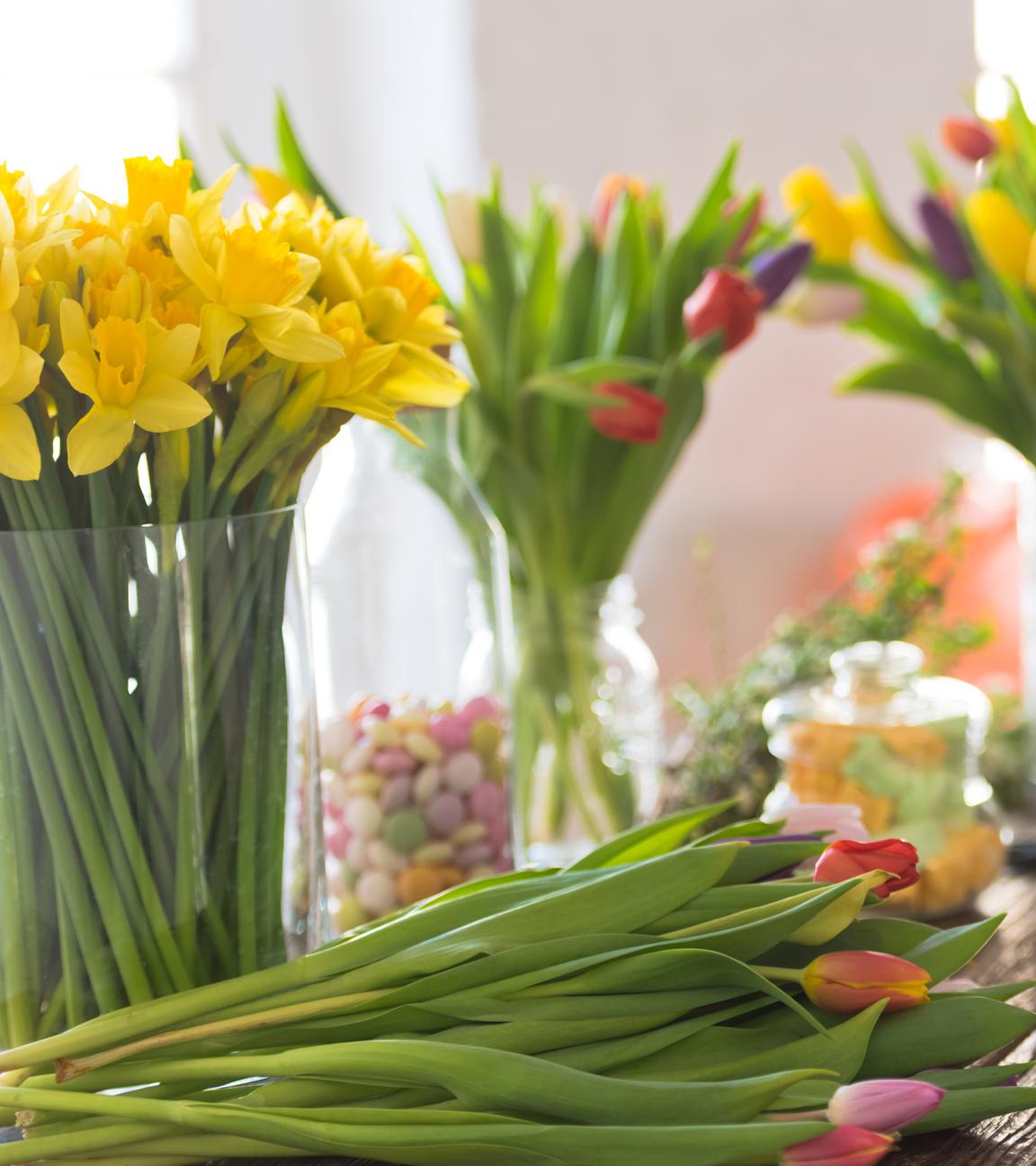 Tulpen und Narzissen auf einem Holztisch