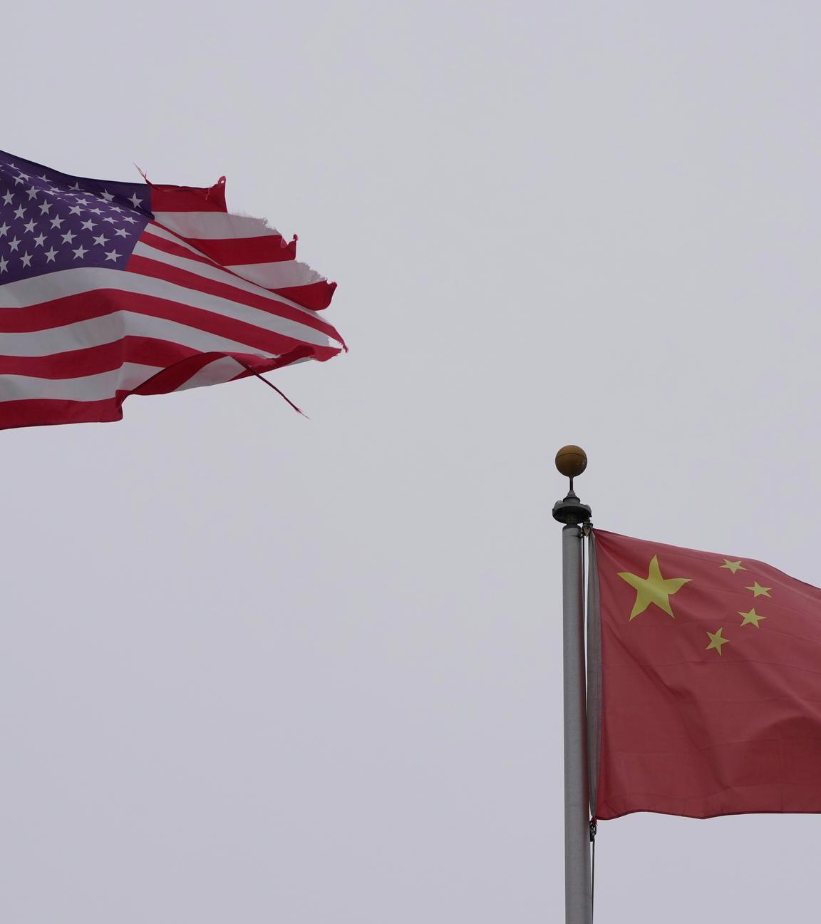 Eine Flagge der Vereinigten Staaten weht neben einer Flagge Chinas in Chinatown in San Francisco