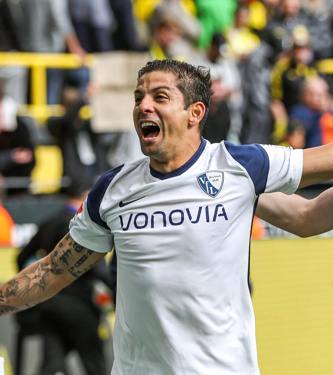 30.04.2022, 23. Spieltag, Cristian Gamboa und Elvis Rexhbecaj feiern den Sieg